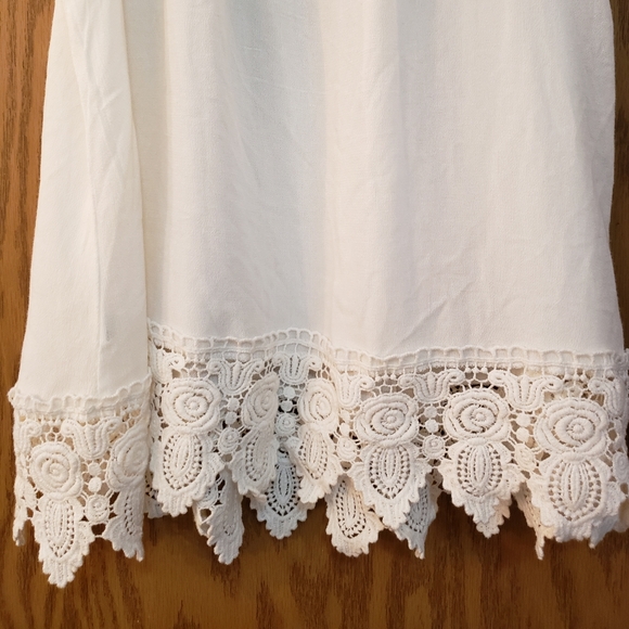 Beautiful baby doll, slightly off white, sleeveless, crocheted lace blouse. - Picture 4 of 8